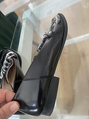 sandale nine west: Ženske crne mokasine sa dekorativnim srebrnim lancem - Model — 2