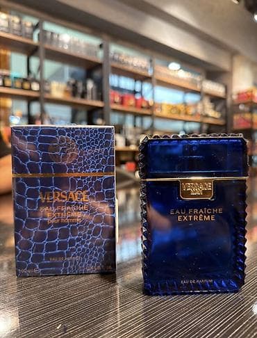 Na slici je Versace Man Eau Fraîche Extreme, novi drvenasto-aromatični