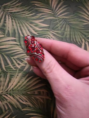 Ukrasni prsten sa crvenim kamenčićima - Dugačak, izdužen dizajn koji