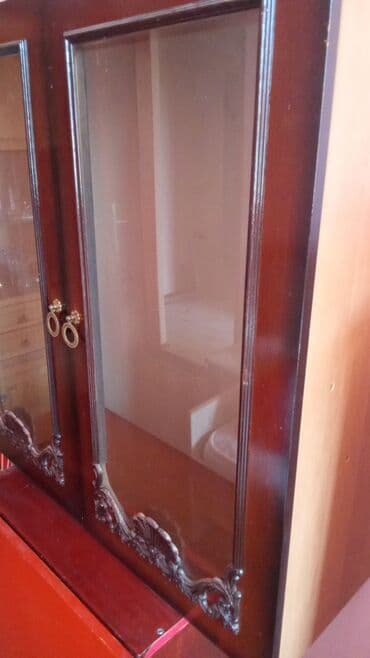 Viseca vitrina(retro)91x89,dubina 28,uz nj idu dve police — 2