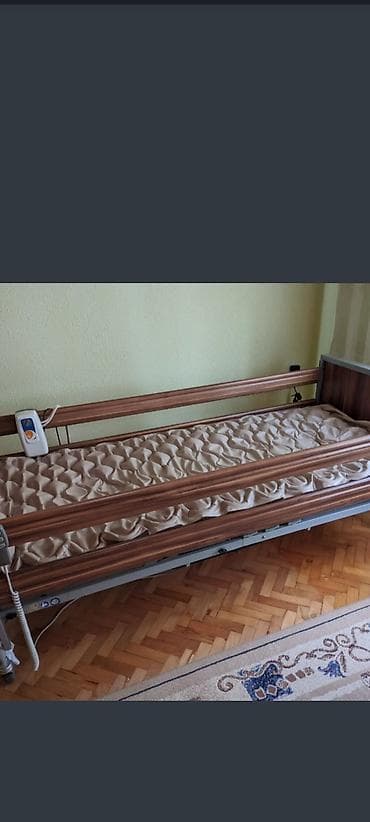 Medicinski nameštaj: Relativno malo korišćen krevet, prodaje se u kompletu sa medicinskim i — 1