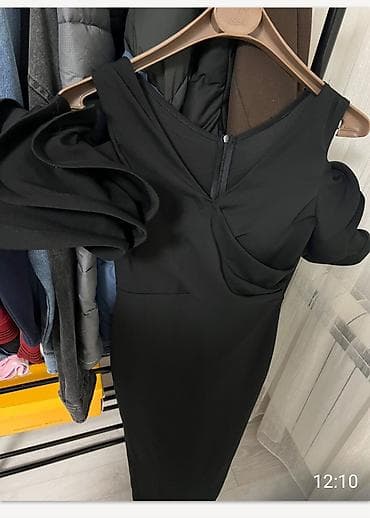 Elegantna crna večernja haljina - Kroj: uska silueta do ispod kolena — 2