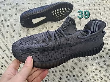 kosarkaske patike: Patike inspirisane modelom Yeezy Boost 350 u tri varijante boja — 3