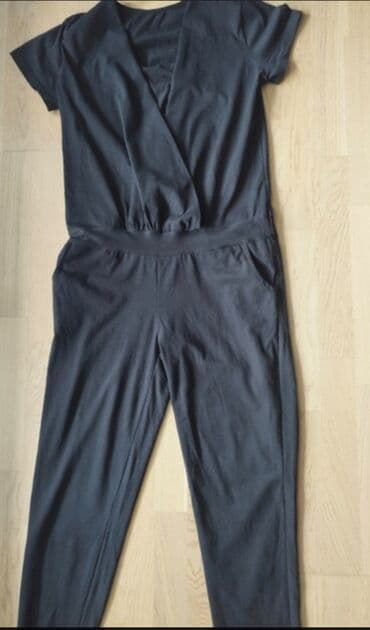 Ženski pamučni sa elastinom crni kombinezon - Model: jednobojni na lalafo.rs Ženski pamučni sa elastinom crni kombinezon - Model: jednobojni