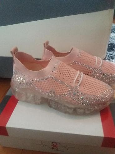 Patike roze, broj 37. Nove