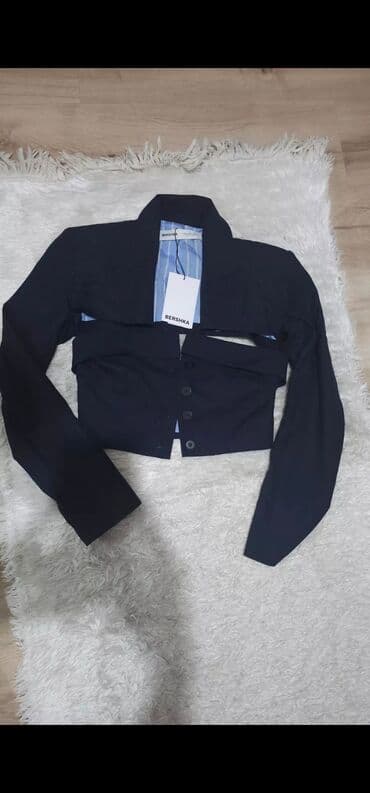 Bershka ženski skraćeni blejzer (bolero stil) - Boja: tamno plava na lalafo.rs Bershka ženski skraćeni blejzer (bolero stil) - Boja: tamno plava