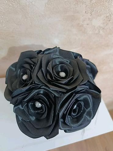 plasticna posuda sa poklopcem: Dekorativni aranžman – crne satenske ruže u kutiji - Ručno rađene — 1
