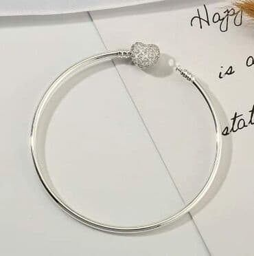 Pandora narukvica u originalnom pakovanju + gratis 1 privezak na lalafo.rs Pandora narukvica u originalnom pakovanju + gratis 1 privezak