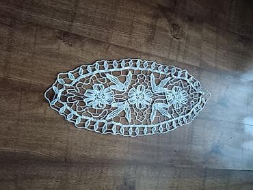 drveni sto sa klupama: Ručno rađeni heklani miljei sa vezenim cvetnim motivima - Set — 9