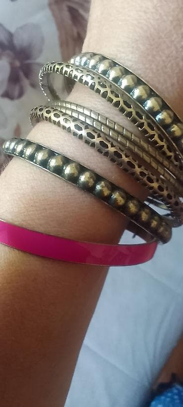 Set metalnih narukvica – miks modela - Kolekcija više tankih na lalafo.rs Set metalnih narukvica – miks modela - Kolekcija više tankih