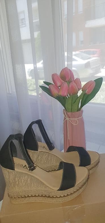 Sandale: Ženske sandale na punu petu (platforma/espadrile) - Boja: crna — 5