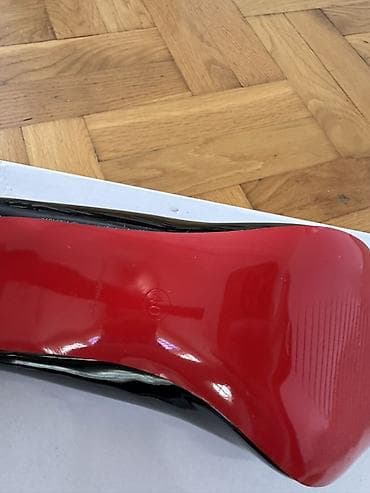 ulosci za salonke: Crne lakovane salonke sa špicastim vrhom - Model: klasične salonke - — 3