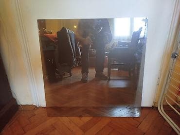 Kreveti: Braon staklo za klub stocic. Dimenzije oko 64,4 cm x 64 cm — 2