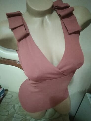 Mango majca kvalitetan materija, uz telo, dekolte. M vel
Fixna cena