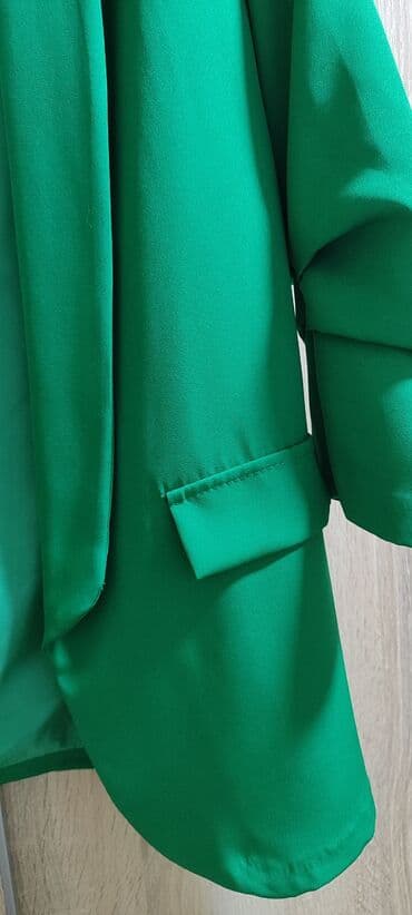 Muška odeća: Zeleni ženski sako bez kopčanja - Rukavi: 3/4 sa blagim naborom - — 2