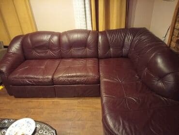 Kreveti: Ugaona kožna garnitura – bordo/burgundi boja. - Raspored: L‑oblik — 2