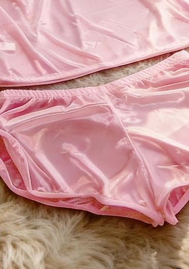 Roll-necks: Ženski satenski pidžama set – top na bretele i šorts - Dvodijelni — 2