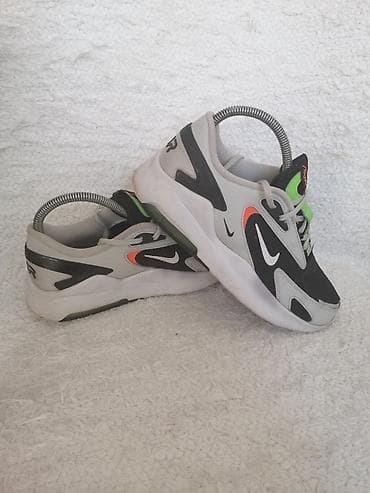 cipele niska stikla: NIKE AIR MAX patike br 39, dužina unutrašnjeg gazišta 24,5 cm. Slanje — 9
