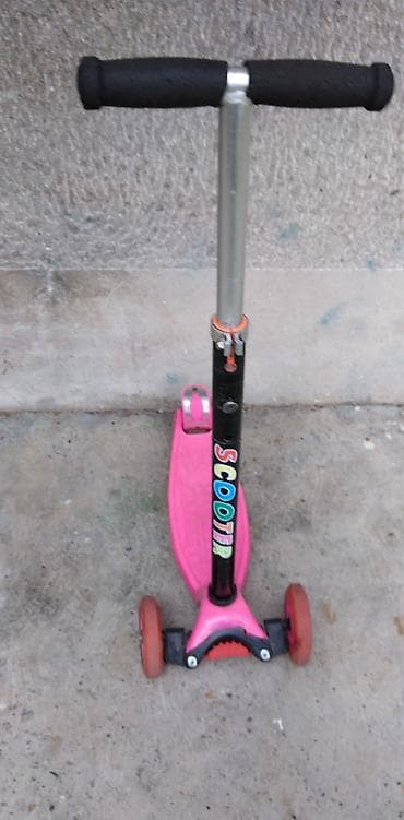 vogeli haljine: Trotinet Scooter sa cetiri tocka – dva napred i dva pozadi koji svetle — 3