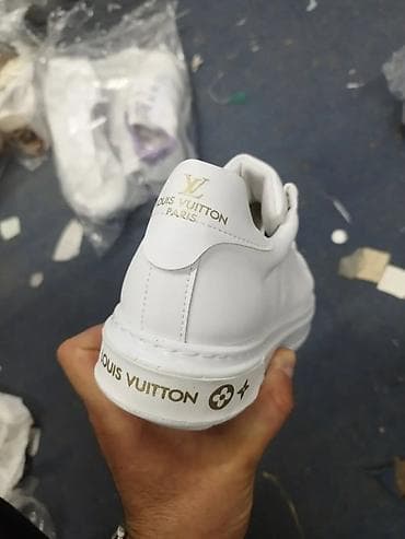 skecers patike: Beli kožni patike sa zlatnim detaljima i brendiranim elementima. Model — 2