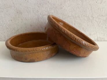 Donji delovi trenerke: Set od 2 plitke okrugle zemljane posude (terakota) - Materijal — 2