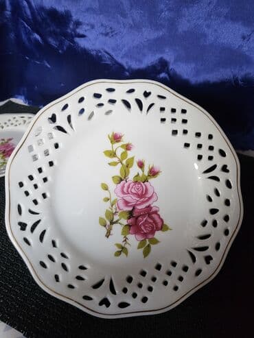 porcelanske solje za caj: Set trodelni porcelanski 70te. Set je perfektan,sve na njemu odsjaj — 7