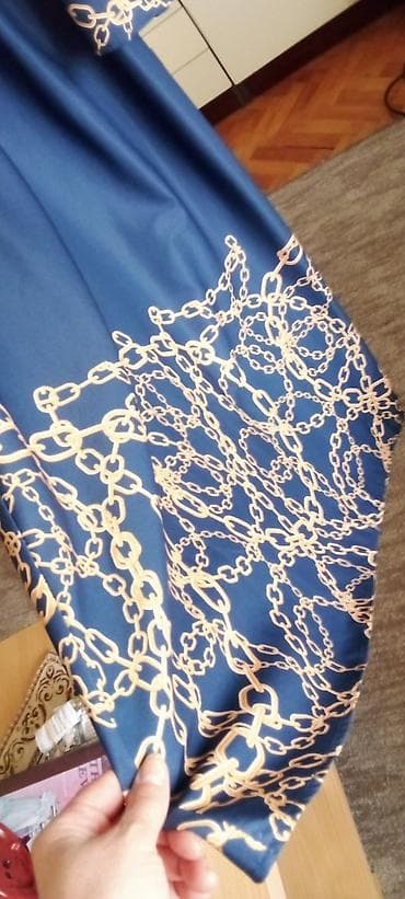 Duga haljina u tamnoplavoj boji sa printom lanaca - Model: ravna — 3