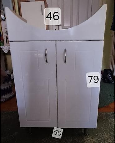 case za nes: Bela kupatilska ormarić-kolica sa dve krilne vrata i ručkama od — 1