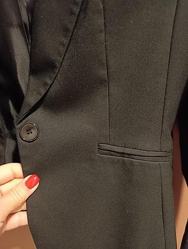 Ženski crni blejzer – H&M - Model: klasični strukirani sako sa