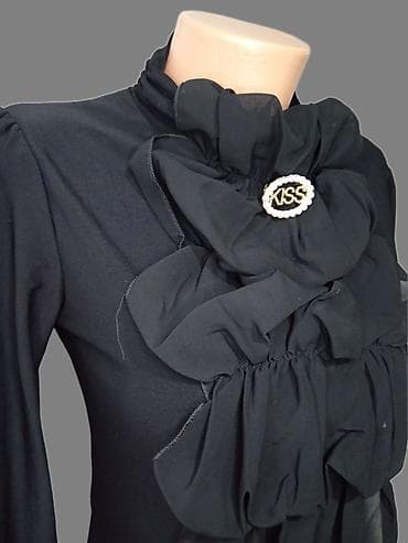 duboke tene: Elegantna crna bluza sa dugim rukavima i visokim okovratnikom. Prednji — 4