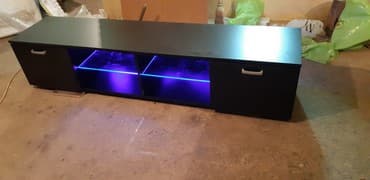 komode za spavaće sobe: TV komoda Fashion Black LED
Novo
Dimenzije 180x40x38 cm. LED svetlo — 1