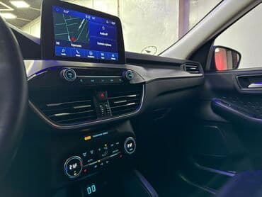 hecbek automobili: Plavi Ford Kuga, SUV model sa petoro vrata, opremljen je automatskim — 18