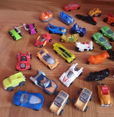 dvorac sator za devojcice: Auto Kinder suprise igracke. Automobilcici i motori. Cena za komad. Za — 2
