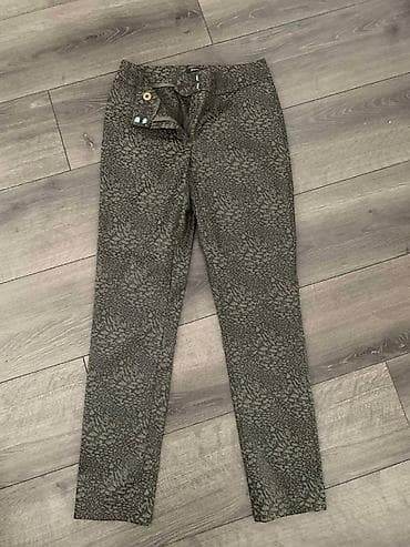 Moderne pantalone Jones sa zanimljivim printom. Naznacena je velicina