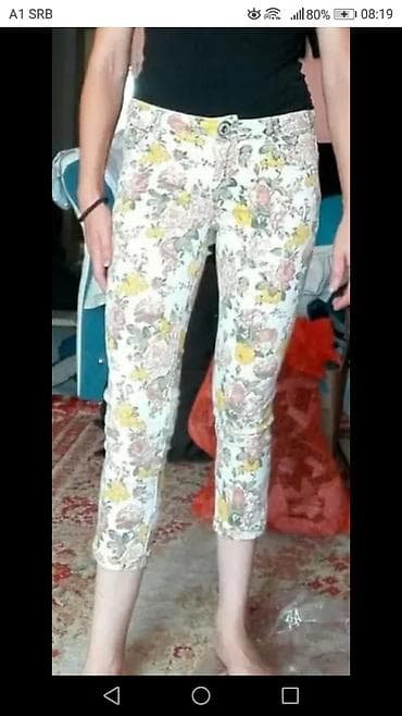 Ženske pantalone sa cvetnim printom – kapri dužina - Model: uske