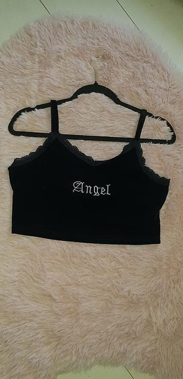 majice za ispod sakoa: Crni velur crop top sa čipkanim ivicama i tankim naramenicama. Napred — 2