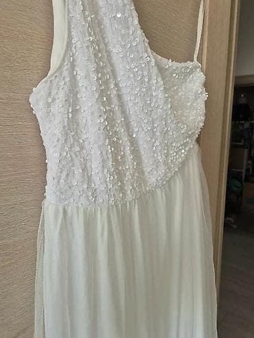 haljina bubamara: Elegantna bela duga haljina na jedno rame. - Gornji deo: asimetričan — 3