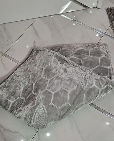 posteljine cena: Ćebe 3kg 220x240 3500din
Ćebe 1.5kg 150x200 2500din

T — 3