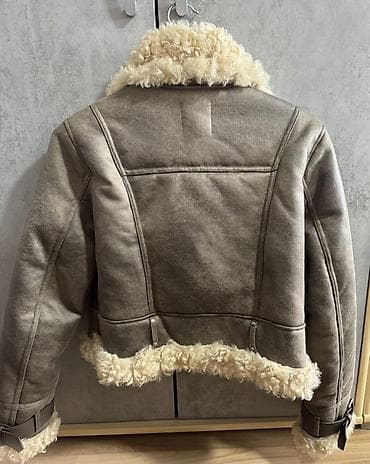 cizme opposite: Bershka ženska jakna sa veštačkim krznom - Model: kratka — 2