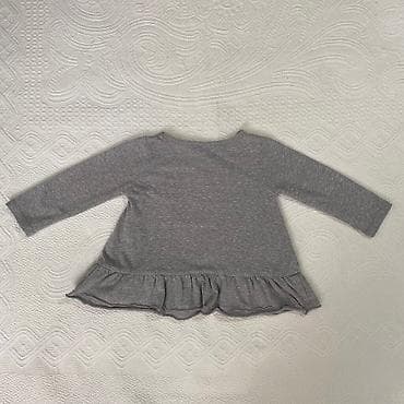 Shorts: Bluza-tunika za bebe
Nije puno nosena,u ok stanju
Velicina 12 mes — 4