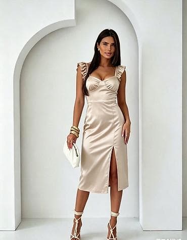 Saten haljina midi dužine sa volan naramenicama i prednjim prorezom