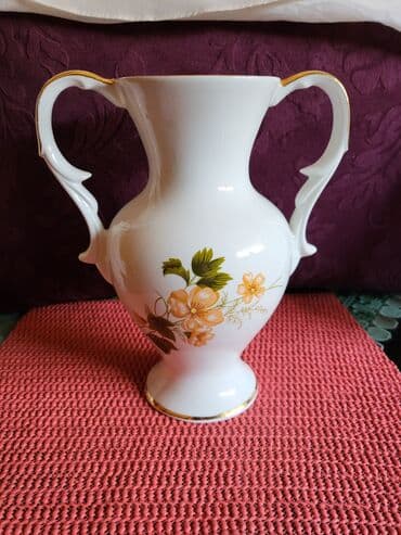 vaza sa cvecem crtez: Vaza nova 70te Zajecar porcelan. Vaza visina. 21cm — 1