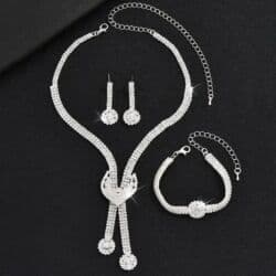 Set nakita Cena:2400 din Elegantan set nakita sa sjajnim kamenčićima