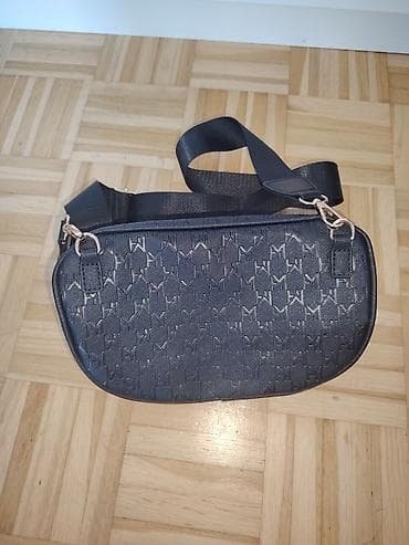 sanel torbe cena: Crna crossbody/šolja torba sa monogram printom „M“. - Brend: MUMU — 2