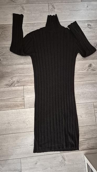 Crna pletena haljina sa rol-kragnom - Model: uska, rebrasta