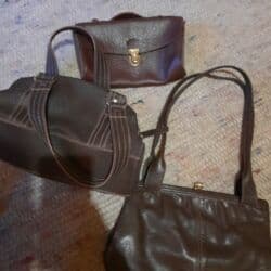 Satovi: 3 kožne tašne cena 1000 — 1