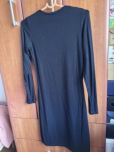 Women's Footwear: Crna haljina sa dugim rukavima i diskretnim V-izrezom. Jednobojni — 2