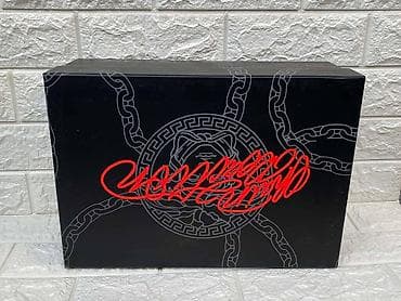 metro bele patike: Versace
brojevi 41 do 46
cena 13000 dinara — 4