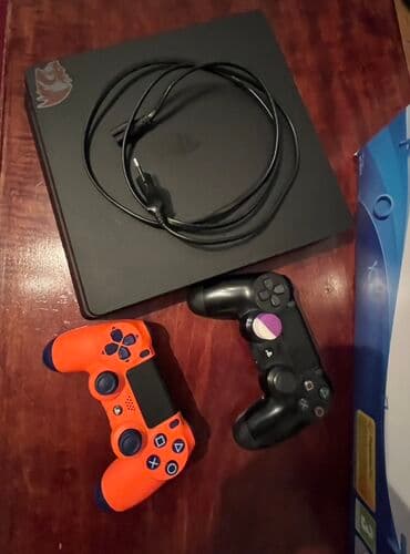 ps4 polovan: Sony PlayStation 4 konzola sa 500GB memorije. U paketu dolaze dva — 2