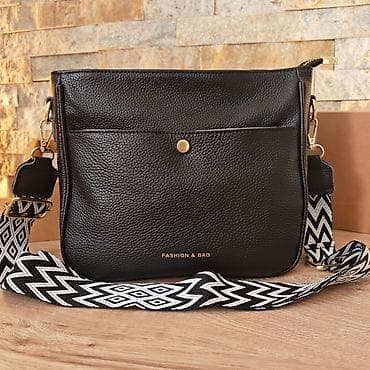 Crna crossbody torba “FASHION & BAG” sa modernim kaišem -